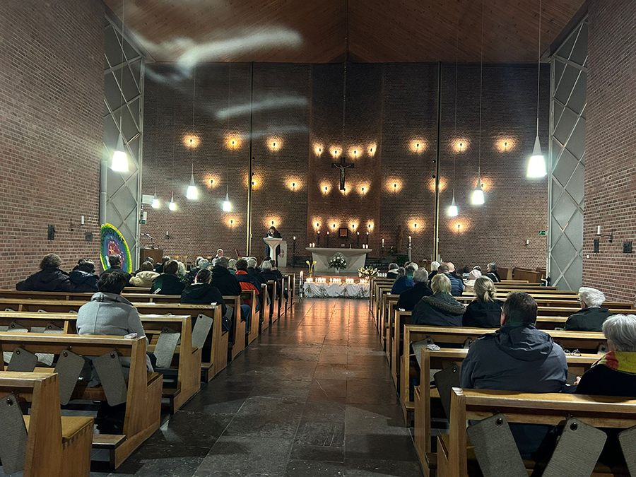 St. Maria Königin während der Erinnerungsfeier, Blick auf den Innenraum in Richtung Altar