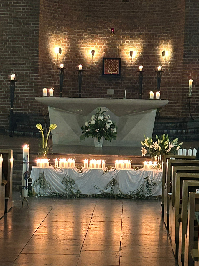 St. Maria Königin in Frechen, Altar mit Kerzen für Verstorbene davor