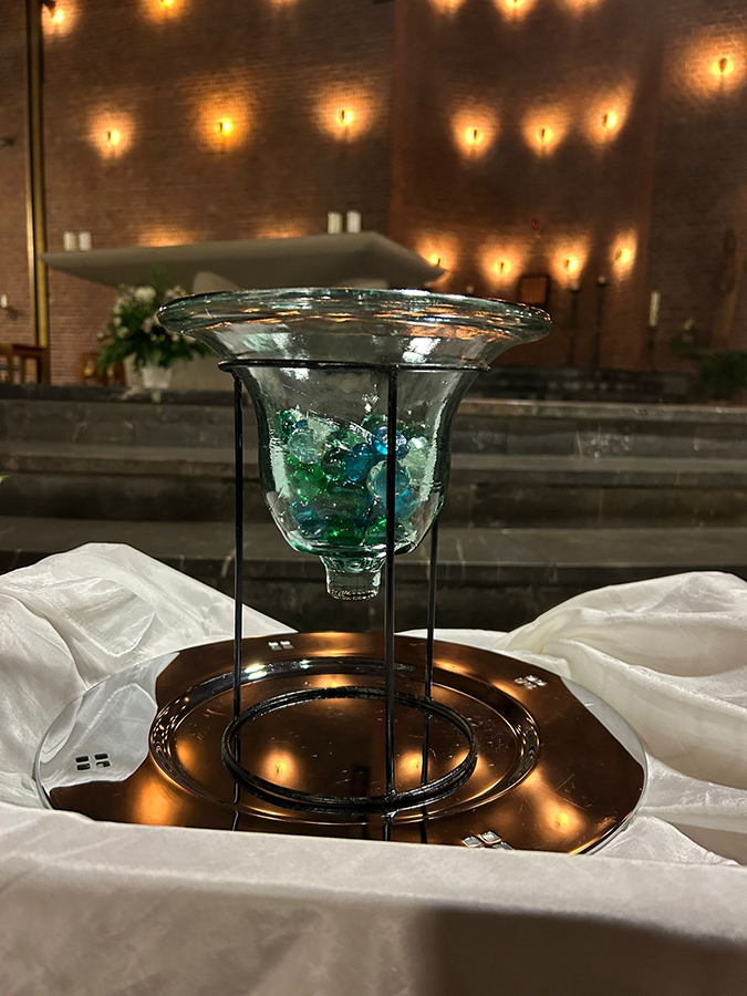 Glasperlen in Glasgefäß als Symbol für Tränen während der Erinnerungsfeier