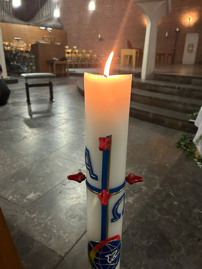 Kerze in Kirche mit Kerzenflamme