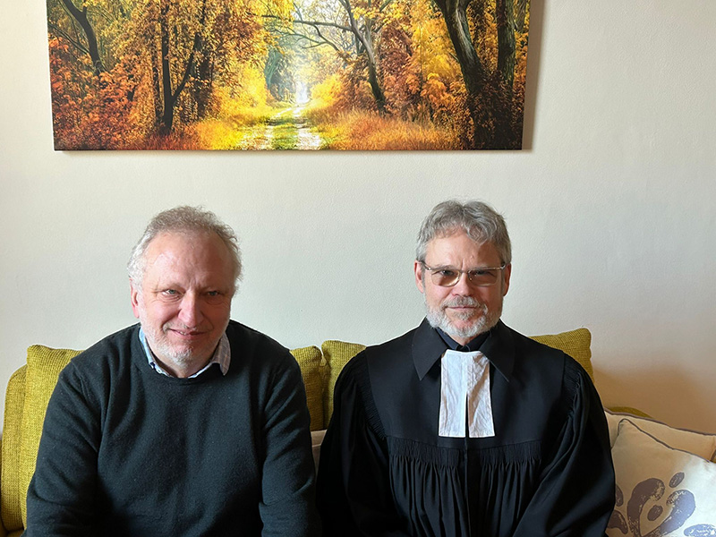 Pfarrer Christoph Dürig und Sven Torjuul bei der Einweihung der umgestalteten Räumlichkeiten des Hospiz in Frechen e. V.
