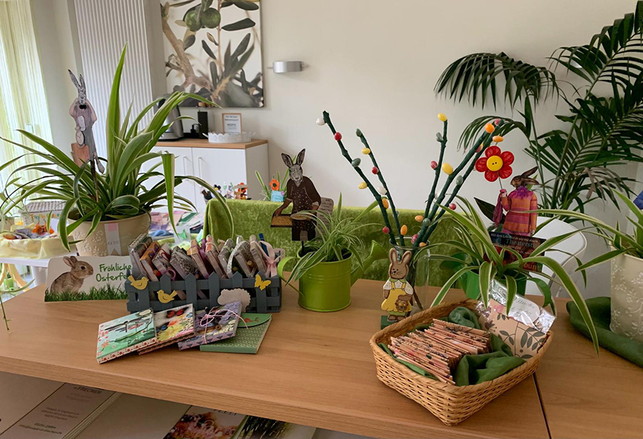 Räumlichkeiten des Hospiz, passend geschmückt zum Osterfest mit viel Grün, Hasen und Eiern