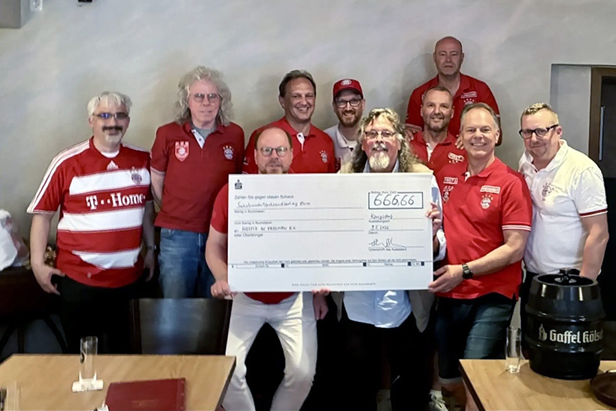 Gruppenbild mit Spendenscheck - FCB für immer Königsdorf mit dem Vorstandsvositzenden Heinrich Schumacher vom Hospiz in Frechen