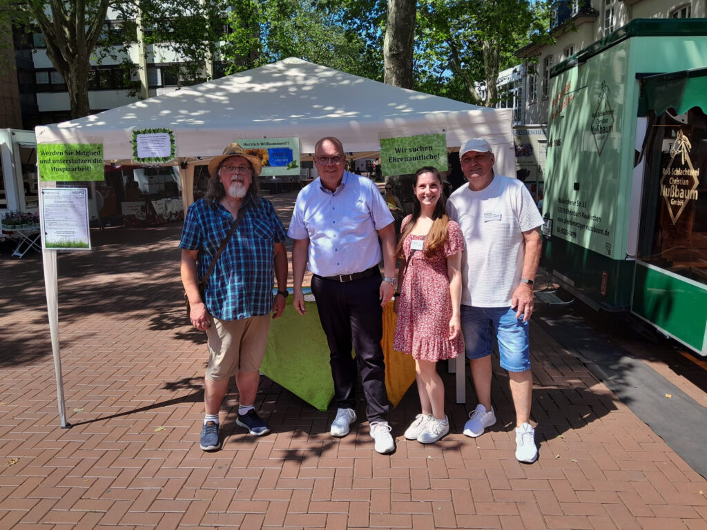 Bürgermeister Uwe Tietz besucht Markstand vom Hospiz in Frechen e. V. beim Wochenmarkt Frechen - Aktuelles Hospiz in Frechen e. V.