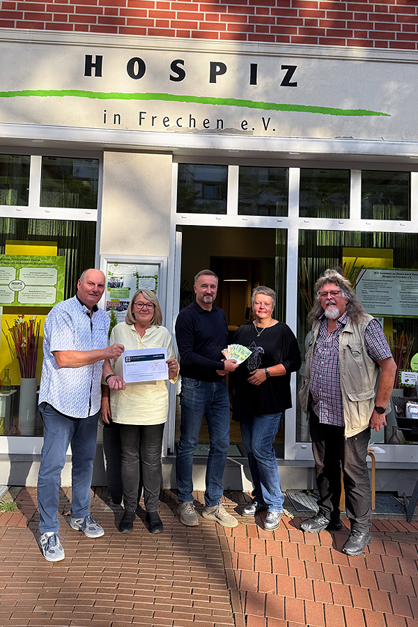 Übergabe der Spende des KGV Rosmarpark e. V. an die Vorstandsmitglieder Heinrich Schumacher und Heinz Schaafstall vom Hospiz in Frechen e. V.